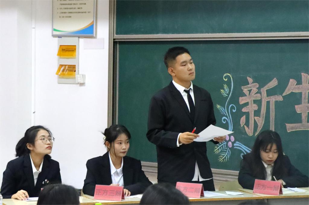人们在看台上的人和穿西装低可信度描述已自动生成 人们在看台上的人和穿西装低可信度描述已自动生成