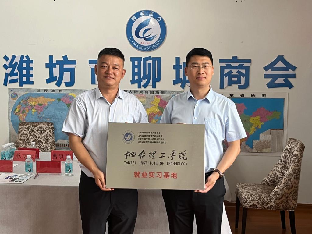男人和女人站在标志旁边中度可信度描述已自动生成 男人和女人站在标志旁边中度可信度描述已自动生成
