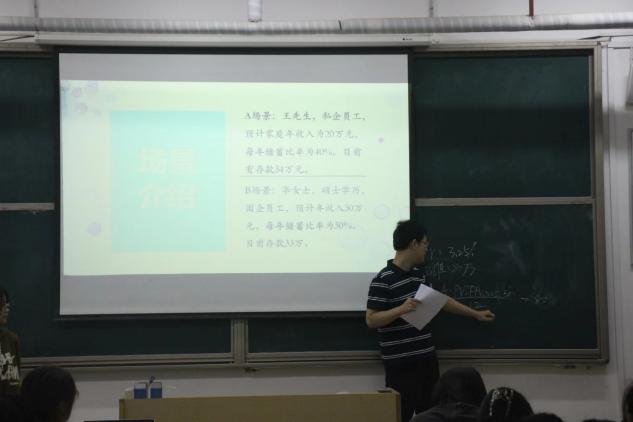 一些人站在电视前中度可信度描述已自动生成 一些人站在电视前中度可信度描述已自动生成