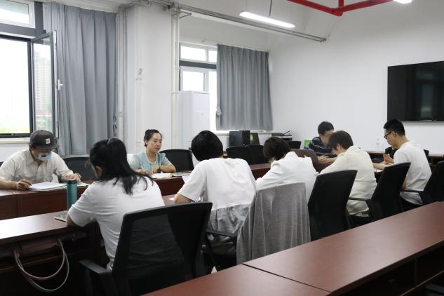 会议室里的人们描述已自动生成 会议室里的人们描述已自动生成