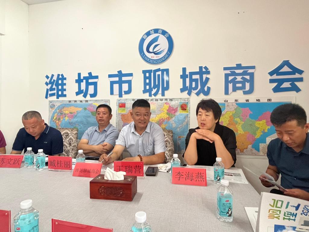 一群人坐在桌子前描述已自动生成 一群人坐在桌子前描述已自动生成
