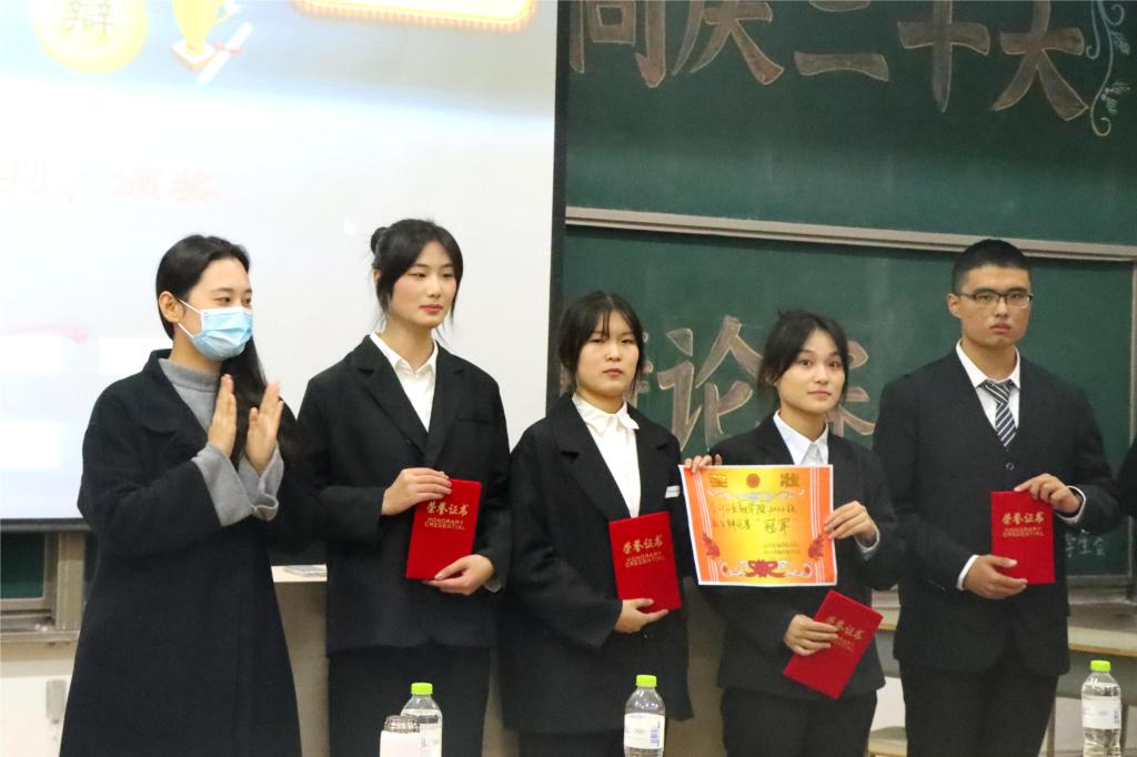 一群穿着西装的男人和女人描述已自动生成 一群穿着西装的男人和女人描述已自动生成